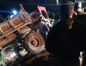 إصابة سائق فى انقلاب مقطورة على توك توك بالشرقية.. صور