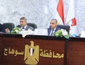 محافظ سوهاج ورئيس الهيئة العامة للتنمية الصناعية يبحثان مطالب المستثمرين