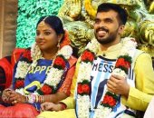 زوجان هنديان محبان للكرة يرتديان قميصى ميسى ومبابى فى حفل زفافهما.. صور