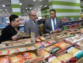 محافظ الدقهلية يتفقد تطبيق إعلان الأسعار على السلع ويلغى تراخيص منفذ بيع