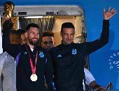 منتخب الأرجنتين يصل بوينس آيرس.. وآلاف المشجعين يستقبلون ميسى ورفاقه "صور"