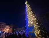 شجرة الكريسماس تزين شوارع العاصمة الأوكرانية كييف.. رغم الحرب الدائرة 