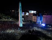 مسلة بوينس آيرس تتزين احتفالاً بفوز الأرجنتين بكأس العالم.. صورة