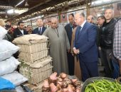 محافظ القاهرة: توافر الخضراوات والأسماك بأسعار مناسبة فى سوق العبور 