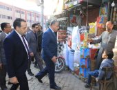 محافظ سوهاج يتفقد عددا من المحال التجارية بحى غرب.. صور