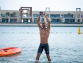 العوم بالكلابشات.. شاب مصري يحطم الرقم القياسي بموسوعة جينيس فى السباحة