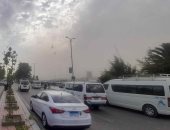 عاصفة ترابية تغطى سماء أسوان والغيوم تحجب أشعة الشمس.. صور