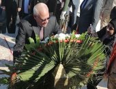 محافظ بورسعيد يضع إكليل الزهور على النصب التذكارى بالذكرى 66 لجلاء العدوان الثلاثى