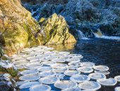 ظاهرة نادرة.. "فطائر جليدية" مذهلة تطفو على سطح نهر فى اسكتلندا