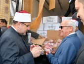 وزير الأوقاف ومحافظ بورسعيد يشهدان توزيع  2 طن من لحوم الصكوك 
