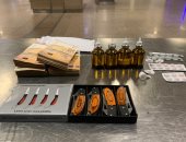 ضبط راكبين بحوزتهما مخدرات وأسلحة بيضاء وعملة أجنبية مخبأة داخل عبوات شيكولاتة