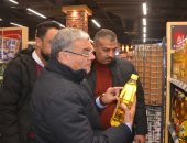 محافظ المنيا يتابع توافر السلع الغذائية بأسعار مناسبة بعدد من المنافذ