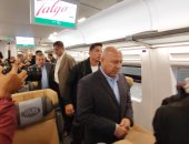 وزير النقل مداعبا الركاب بمحطة مصر: ما تركبوش بدون تذكرة وحافظوا على القطار