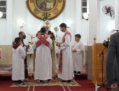 أجراس الكنائس تدق.. بطريرك الأقباط الكاثوليك يترأس قداس كاتدرائية مدينة نصر بحضور وزراء.. المطران سامى فوزى يترأس قداس كاتدرائية جميع القديسين بالزمالك.. ومطران الطائفة المارونية: نصلى من أجل وطننا