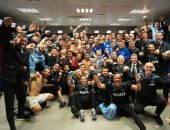 تريزيجيه يحتفل مع لاعبى طرابزون سبور بعد الفوز على فناربخشة