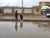 الدفع بسيارات كسح للتخلص من برك مياه الأمطار بشوارع مدينة العريش.. صور