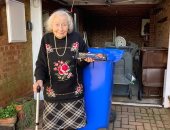 عجوز تترك قطع بسكويت فى سلة القمامة لمدة 50 عاما لعمال النظافة
