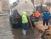 أحياء الإسكندرية تكثف أعمال تصريف تجمعات مياه الأمطار.. صور