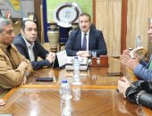 محافظ المنوفية يناقش معوقات أعمال الرصف والصرف الصحى بعدد من المحاور المهمة