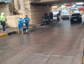 الأجهزة التنفيذية ورؤساء الأحياء بالإسكندرية يكثفون جهودهم لرفع تجمعات مياه الأمطار.. المحافظ يشدد على تواجد المسئولين بالشارع.. الصرف الصحى: شفط المياه بأحياء وسط وغرب.. سيولة مرورية بالطرق الرئيسية.. صور
