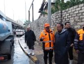 محافظ الإسكندرية يتفقد أماكن تمركز السيارات ويشدد على سرعة تصريف مياه الأمطار