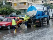 "الصرف الصحى" تكثف أعمال تصريف مياه الأمطار من شوارع الإسكندرية.. صور