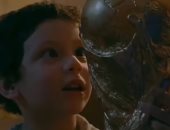 الأرجنتين تصدر إعلانًا خاصًا لعيد الميلاد يظهر فيه طفل يجد كأس العالم تحت شجرته