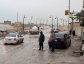 معدات مجلس مدينة العريش تواصل نزح مياه الأمطار من الشوارع