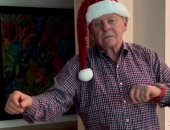 أنتونى هوبكنز (84 عامًا) يشارك متابعيه وصلة رقص بمناسبة الكريسماس