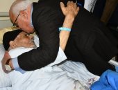 محافظ بورسعيد يزور مستشفى الزهور ويلتقى عددا من المواطنين