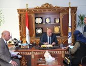 محافظ قنا يلتقى 110 مواطنين بمكتبه للاستماع إلى المطالب وإيجاد حلول للشكاوى