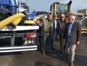 محافظ بورسعيد يتفقد عددًا من السيارات والمعدات التابعة للمحافظة بعد رفع كفاءتها