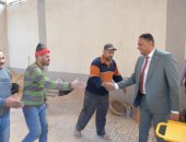 محافظ الدقهلية يتابع تدريب الشباب على ماكينات إنتاج الطوب صديق البيئة