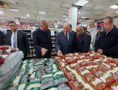 محافظ القاهرة يتفقد المجمعات الاستهلاكية والمخابز لمتابعة توافر السلع