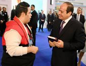 الرئيس السيسي يلتقط صورا تذكارية مع المشاركين فى حفل "قادرون باختلاف" 