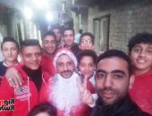 سانتا كلوز يظهر فى قرى دمياط.. مصطفى: حاولت انشر البهجة بين الناس.. صور