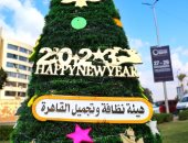 أشجار الكريسماس تزين محور العروبة بصلاح سالم استعدادا لاستقبال 2023.. صور