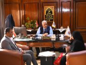 محافظ قنا يستقبل 66 مواطنا بمكتبه لبحث طلباتهم