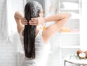 6 طرق منزلية للتخلص من قشرة الشعر بشكل طبيعي.. جربيها