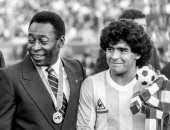 أسطورتان لم يحسم التاريخ أيهما أفضل.. بيليه يلحق بـ مارادونا فى السماء