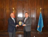 مجلس جامعة الإسكندرية يكرم عضو هيئة تدريس فى إنشاء مركز التصنيع الرقمى