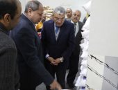 محافظ المنيا يتفقد المنفذ الثابت لبيع السلع بأسعار مخفضة فى مدينة سمالوط