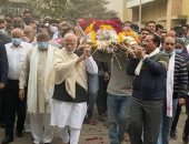 رئيس وزراء الهند يحمل نعش والدته "حافيا" خلال تشييع جثمانها لمثواها الأخير