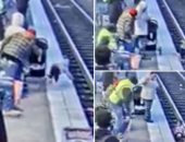 فيديو صادم لسيدة تحاول قتل طفل صغير فى مترو أنفاق مدينة بورتلاند الأمريكية