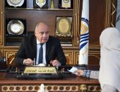 محافظ قنا يواصل لقاءاته مع المواطنين بمكتبه لبحث مطالبهم