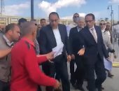 مواطن يستوقف رئيس الوزراء بالإسكندرية لعرض مشكلة..ومدبولى يعد بحلها