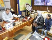 محافظ المنوفية يلتقي بعدد من الحالات الإنسانية والمرضية ويقرر صرف مساعدات مالية وعينية 
