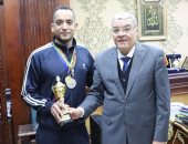 محافظ المنيا يكرم اللاعب محمد أنور لإنجازاته في بطولتى عالم جماعيتين لمتحدي الإعاقة