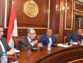 وزير الكهرباء أمام "صناعة النواب": التوسع فى إنتاج الهيدروجين الأخضر يوفر 100 ألف وظيفة جديدة.. محمد شاكر: متوسط غرامات سرقة التيار تصل لـ2 مليار جنيه سنويا.. واللجنة توصى بعمل خطة لصيانة المحطات الكهربائية