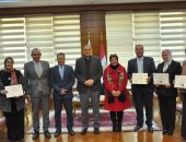 رئيس جامعة كفر الشيخ يسلم شهادة اعتماد 4 برامج لعميد كلية التربية النوعية